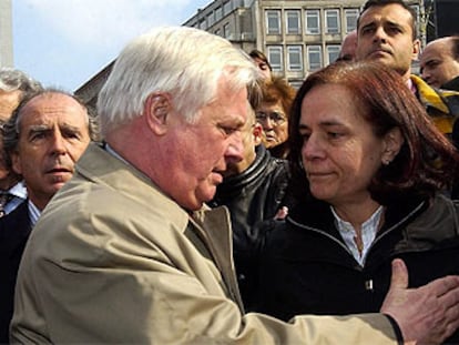El comisario europeo de Relaciones Exteriores, Christopher Patten, consuela a una emocionada Loyola de Palacio, vicepresidenta de la Comisión Europea, en una concentración silenciosa en Bruselas.