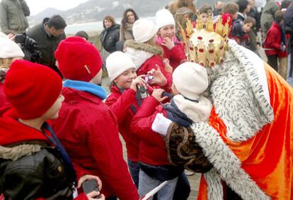 Melchor es rodeado por sus fans, a la llegada al puerto de San Sebastián.
