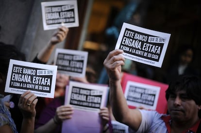 Un grupo de concentrados muestra carteles contra Bankia durante la protesta.