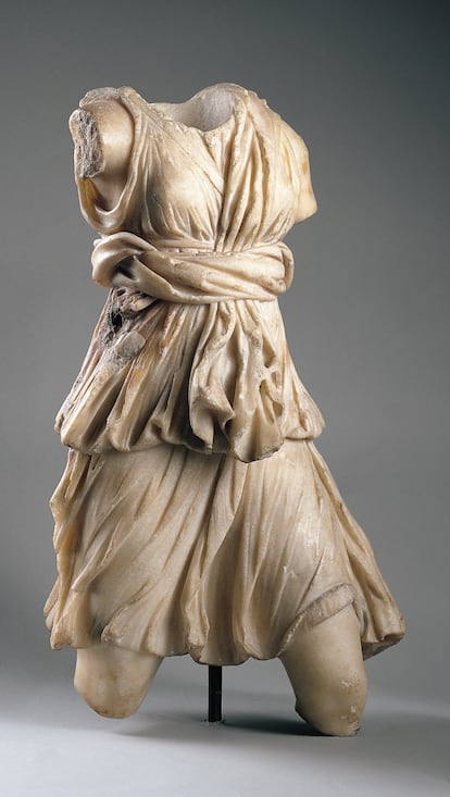 El torso femenino de la Hispanic Society, menor del tamaño natural y esculpido en mármol de espejuelo, representa a la diosa de la caza, de los animales y de las tierras salvajes, Diana, la Artemisa griega. Aunque aparece incompleta, esta talla guarda estrecha relación con la Artemisa de Versalles tanto en su postura como en su atuendo. Pese a su estado fragmentario, la talla es de buena calidad, muy efectista y refleja la mano de un escultor de talento.