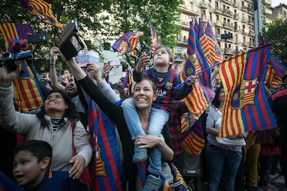 Aficionats del Barcelona saluden els jugadors a la rua del Barça per celebrar el títol de la Lliga.