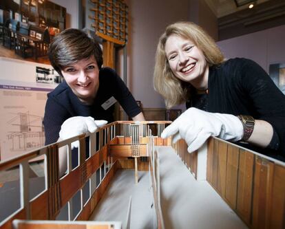 Proceso de restauración de la maqueta del salón de té de madera de roble del arquitecto escocés Charles Rennie Mackintosh.