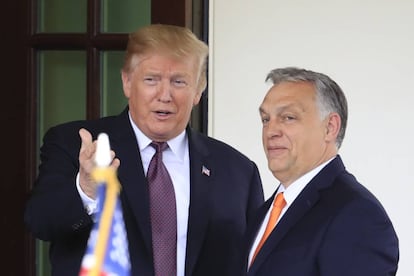 Trump (izquierda) da la bienvenida a Orbán a la Casa Blanca.