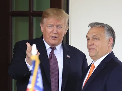 Trump (izquierda) da la bienvenida a Orbán a la Casa Blanca.