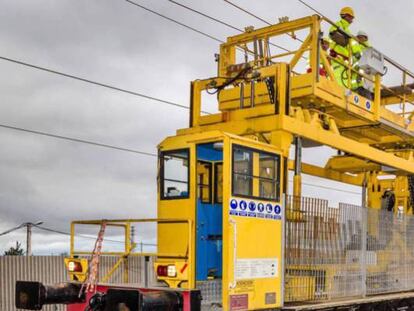 Un grupo de operarios trabaja en la red ferroviaria de Adif.