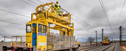 Un grupo de operarios trabaja en la red ferroviaria de Adif.