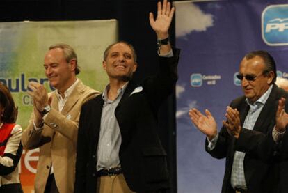 Francisco Camps entre Alberto (izquierda) y Carlos Fabra en un acto en Castellón.
