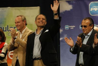 Francisco Camps entre Alberto (izquierda) y Carlos Fabra en un acto en Castelln.