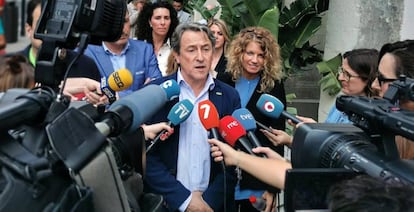 Hermann Tertsch atiende a los medios en un acto de campaña en Murcia el pasado día 21.