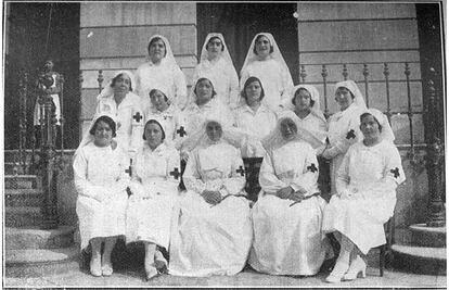 Imagen de grupo de las "nuevas Damas Enfermeras" de Cruz Roja en Cartagena (Murcia), en 1932.