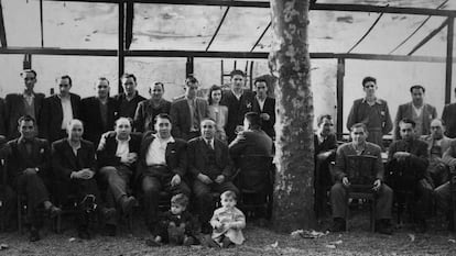 Lezo de Urreiztieta (de espaldas en el centro), con los asturianos que salvó en 1948.