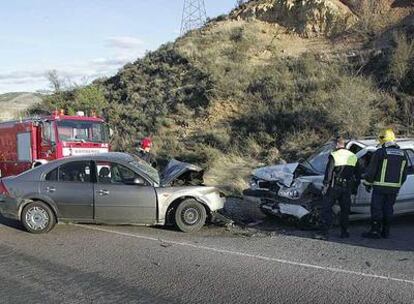 Varios bomberos intervienen tras un choque frontal entre dos vehículos en la autovía A-23 en Teruel.