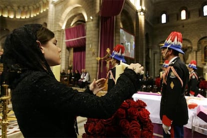 Charlotte Casiraghi, una de las hijas de Carolina de Mónaco con Stefano Casiraghi, enciende una vela en honor de su abuelo Raniero, junto a su feretro, durante el funeral por el Príncipe en la catedral de Mónaco.