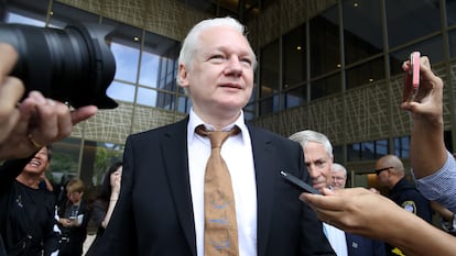 Assange, a su salida del tribunal.