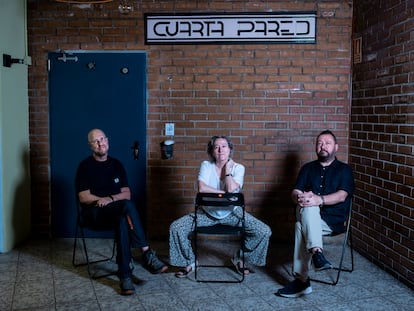 De izquierda a derecha, Antonio Sarrió, Begoña Crespo y Carlos Sarrió, miembros de la compañía de teatro Cambaleo, en la sala La Cuarta Pared.