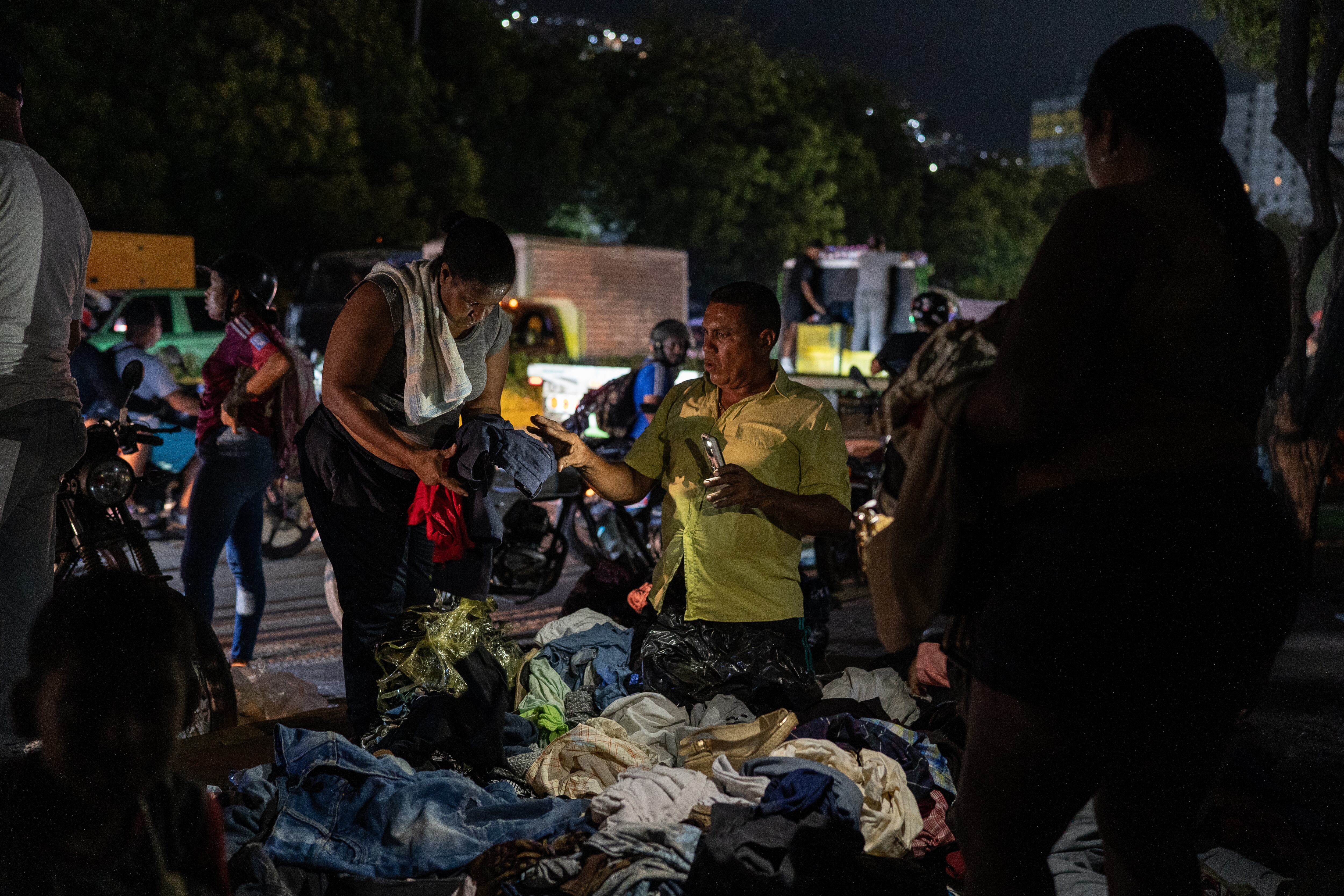 Entrega de ropa donada en La Guaira, el 26 de junio.
