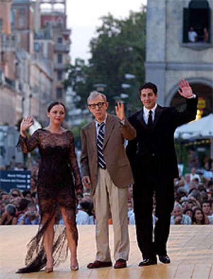 Woody Allen saluda en Venecia, rodeado por Christina Ricci y Jason Biggs.