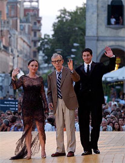 Woody Allen saluda en Venecia, rodeado por Christina Ricci  y Jason Biggs.