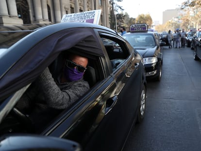 Un taxista en Santiago, Chile, en 2020.