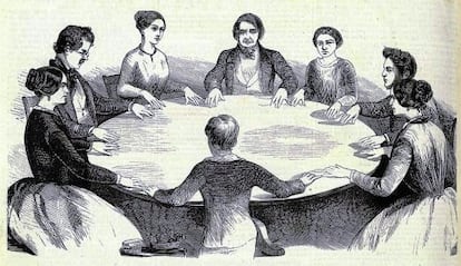 Grabado de una "mesa parlante" en un ritual espiritista del semanario francés 'L'Illustration', publicado en mayo de 1853 y conservado en la Bibliothèque Nationale et Universitaire de Strasbourg.