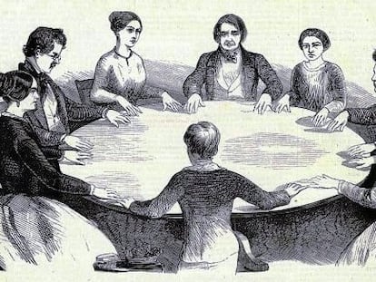 Grabado de una "mesa parlante" en un ritual espiritista del semanario francés 'L'Illustration', publicado en mayo de 1853 y conservado en la Bibliothèque Nationale et Universitaire de Strasbourg.