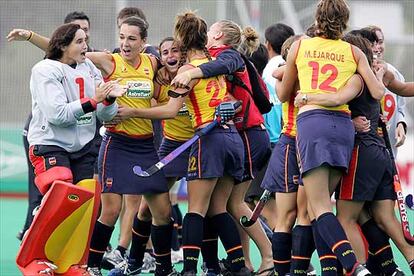 España venció por la mínima (0-1) a la selección China en su segundo encuentro. Una histórica victoria ya que China fue bronce en el Mundial de Perth 2002 y subcampeona del Champions Trophy 2006. En la instantánea, Raquel Huertas lucha con Zhen Sun por una pelota.