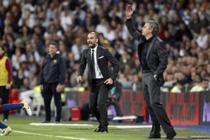 Pep Guardiola y José Mourinho gesticulan en la banda durante el encuentro.