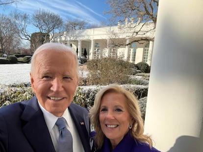 El presidente estadounidense Joe Biden y la primera dama Jill Biden se toman una 'selfie' en la columnata de la Rosaleda mientras se preparan para abandonar la Casa Blanca antes de la toma de posesin de Donald Trump.