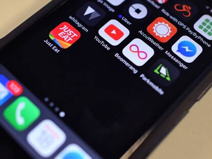 Un 'smartphone' con varias aplicaciones.
