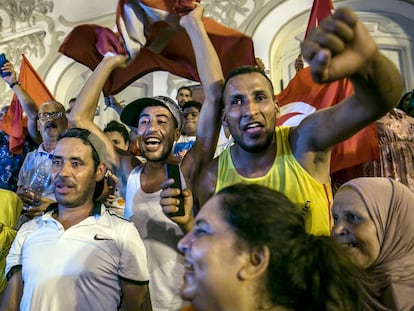 Ciudadanos celebran en Túnez en la noche del lunes que el nuevo texto constitucional impulsado por el Presidente ha salido adelante