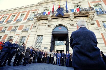 Minuto de silencio en la sede de la Comunidad de Madrid, en la Puerta del Sol.