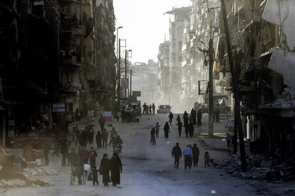 El norte de la ciudad siria de Alepo fue reconquistado por las fuerzas gubernamentales en diciembre del pasado año. En la imagen, vecinos del barrio de al-Shaar pasean por las calles de la ciudad.