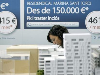 Una promotora en un salón inmobiliario