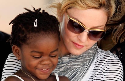 Madonna, junto a Mercy James, en Malaui en 2010.  