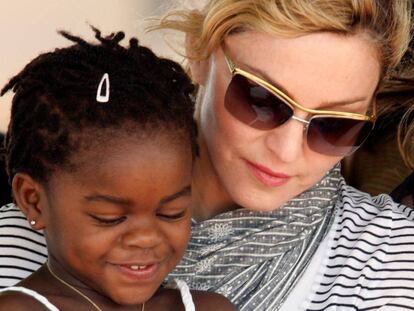 Madonna, junto a Mercy James, en Malaui en 2010.  