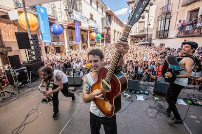 El grupo musical La Maravillosa Orquesta del Alcohol, más conocido como La M.O.D.A., durante su actuación en el festival Sonorama Ribera, en Aranda de Duero (Burgos).