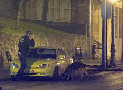 Un artificiero de la Ertzaintza inspecciona anoche un coche cerca del lugar de la explosión en el centro de Sestao, Vizcaya.