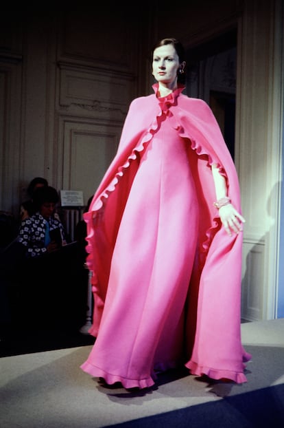 Desfile de alta costura de Christian Dior en la primavera de 1972.