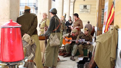 Algunos voluntarios momentos antes de la batalla.