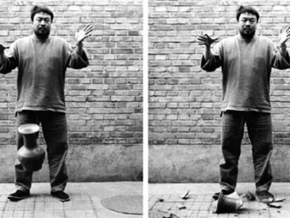 <i>Tirando al suelo una urna de la dinastía Han</i> (1995), serie de tres fotografías de una acción de Ai Weiwei.