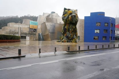 Exterior del Guggenheim de Bilbao desierto tras su cierre debido al estado de alarma. Imagen tomada el 16 de marzo.