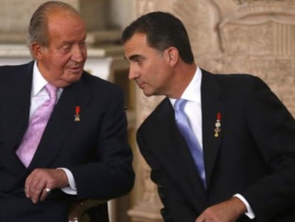 Don Juan Carlos y don Felipe al inicio del acto de sanci&oacute;n de la abdicaci&oacute;n.