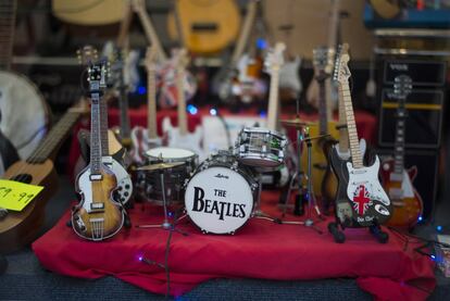 Instrumentos musicales de los Beatles en miniatura a la venta en una tienda de Liverpool.