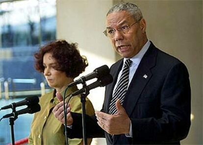 Ana Palacio y Colin Powell, ayer en Washington.