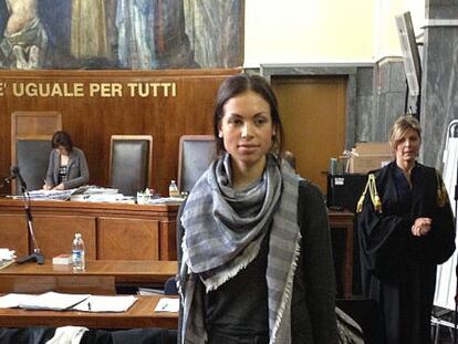 La joven marroqu&iacute; Karima el Mahroug, conocida como Ruby, despu&eacute;s de testificar por primera vez  el pasado 17 de mayo contra personas del entorno de Berlusconi