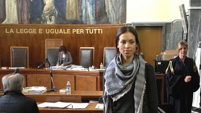 La joven marroqu&iacute; Karima el Mahroug, conocida como Ruby, despu&eacute;s de testificar por primera vez  el pasado 17 de mayo contra personas del entorno de Berlusconi