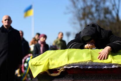 La madre del militar ucranio Ivan Skrypnyk, quien murió en el ataque a la base militar de Yavorov, llora durante su entierro en Lviv, este jueves.
