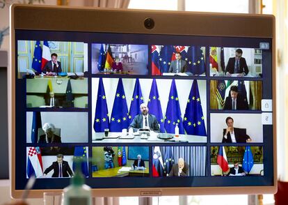 Varios presidentes y primeros ministros de la UE durante la reunión por videoconferencia del Consejo Europeo el mes pasado.