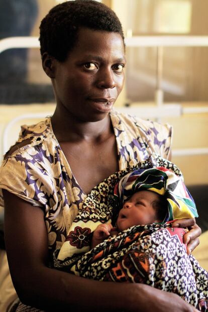 Cada mujer tiene una media de 6 hijos en Malaui. Los pronósticos indican que la población malauí, hoy de 16.8 millones, triplicará en los próximos 24 años. Para promover un crecimiento sostenible, el gobierno vé urgente el empleo de anticonceptivos y limitar a cuatro el número de hijos por madre. 
