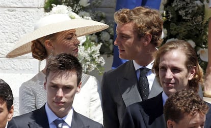 Los sobrinos de Alberto, Pierre Casiraghi y su prometida Beatrice Borromeo y, delante, Louis.